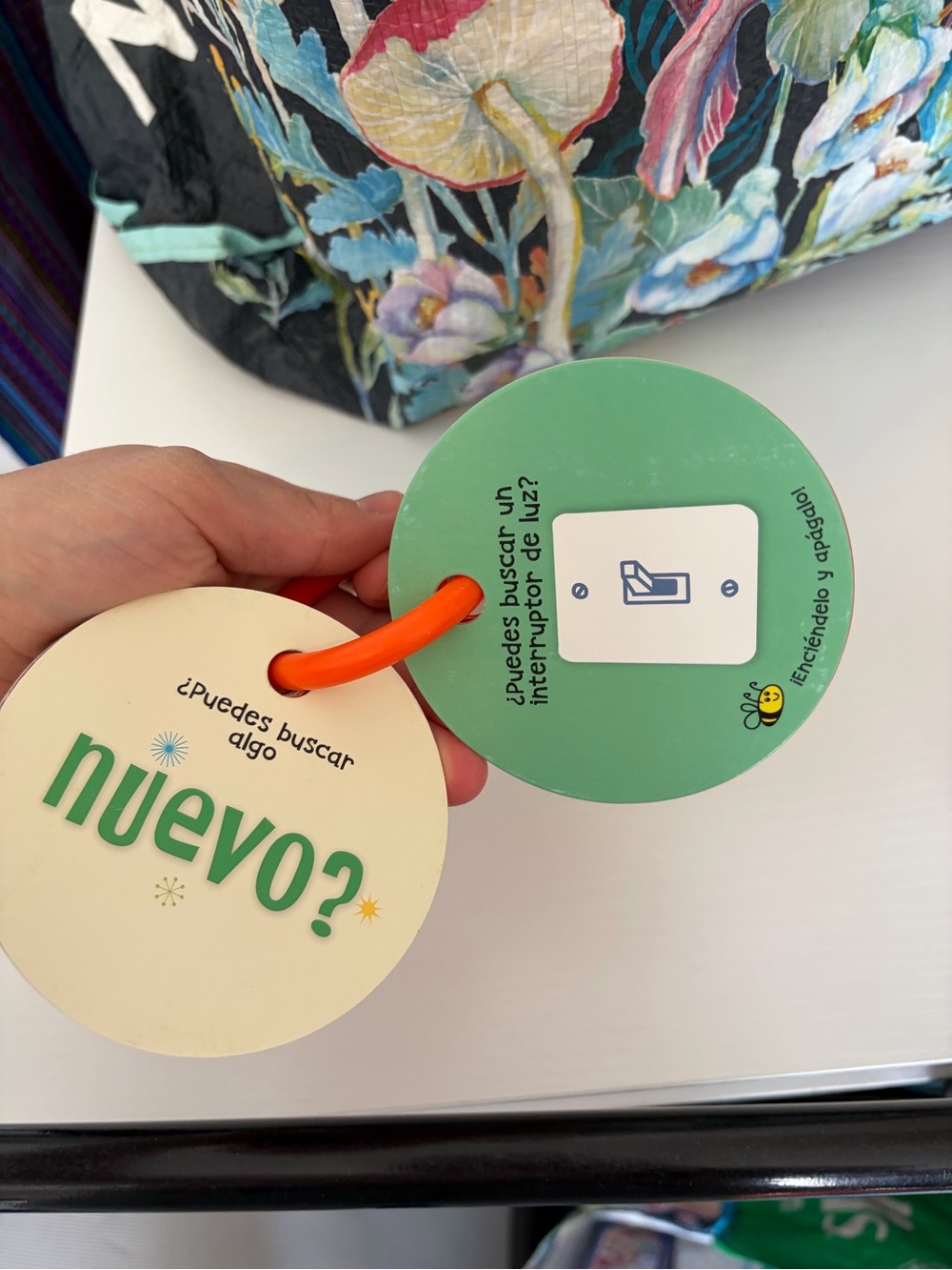 Kids scavenger hunt toy in Spanish/ juguete en español